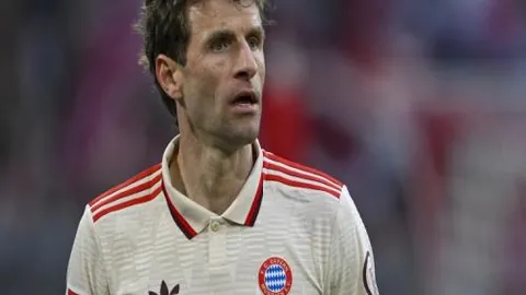 裁判误判：球员二次触球罚点球规则应用不当引专家关注